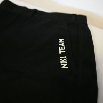 Dema Pubblicità-pantalone nero con scritta bianca Dema Pubblicità-pantalone nero con scritta bianca